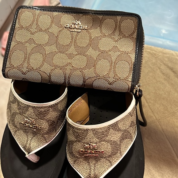 ***Coach wristlet - Picture 4 of 4